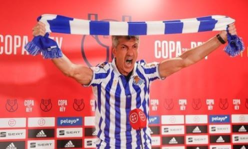 Imanol Alguacil in full singing mood after the victory.